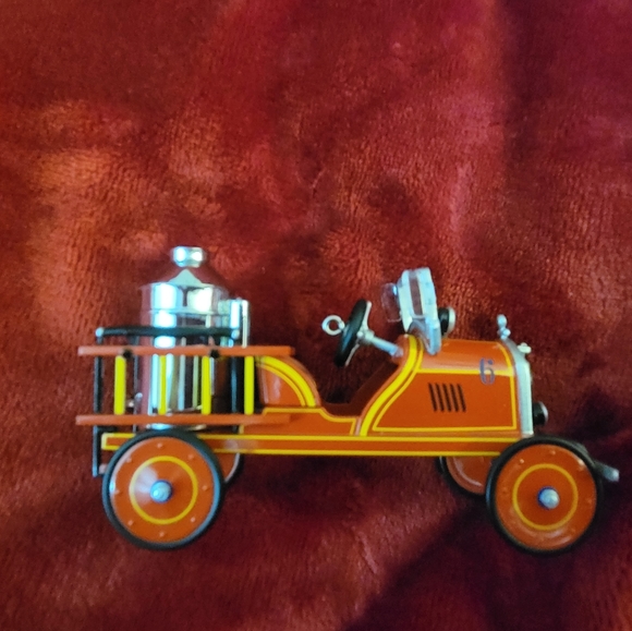 2000 1924 Toledo Fire Engine, Kiddie Car Classic HALLMARK KEEPSAKE ORNAMENT - Picture 4 of 5